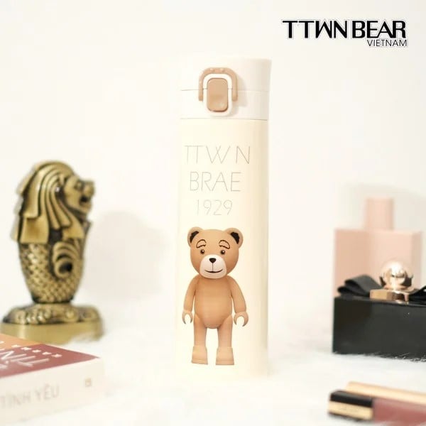 Điểm nhấn của bình giữ nhiệt BWB2007 là dòng chữ TTWN Bear tráo đổi tạo nên vẻ đẹp tinh nghịch, đáng yêu