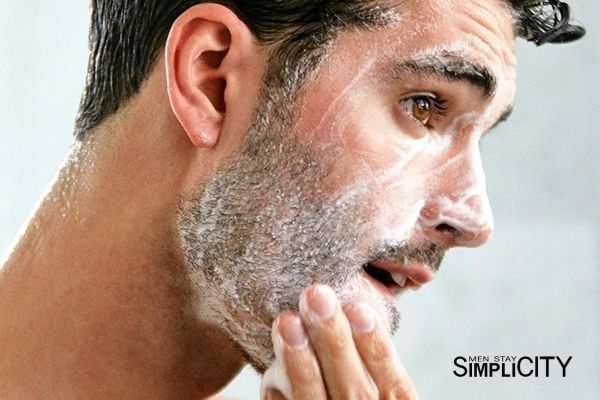 Làm sạch da mặt với sữa rửa mặt nam