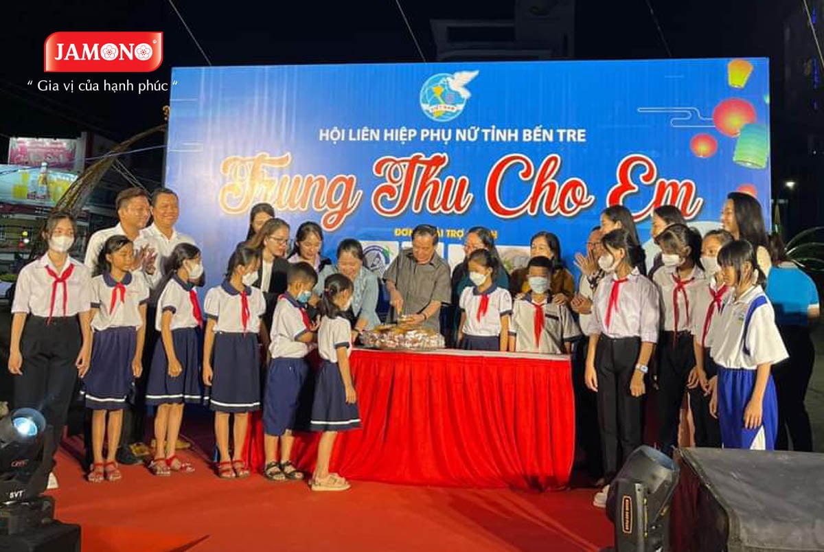 Bếp Việt tham gia hoạt động Trung thu tại Bến Tre