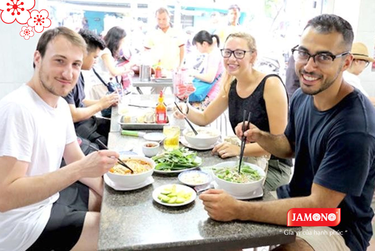 khách nước ngoài thưởng thức món ăn Việt