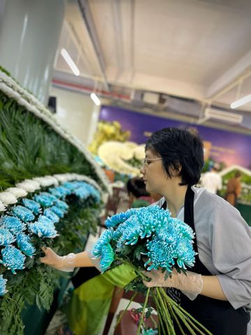 Kỹ sư kiếm hàng trăm triệu từ nước nhuộm màu cho hoa