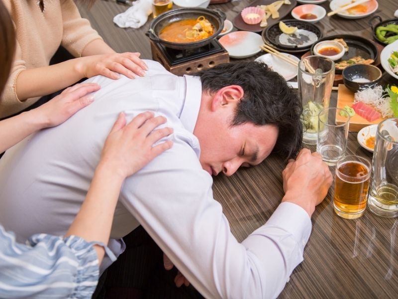 uong-ruou-bia-nhieu-co-tac-hai-gì