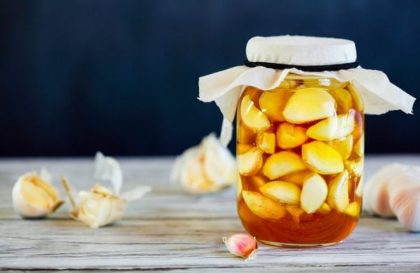 Tỏi ngâm mật ong: 7 tác dụng tuyệt vời mà không phải ai cũng biết