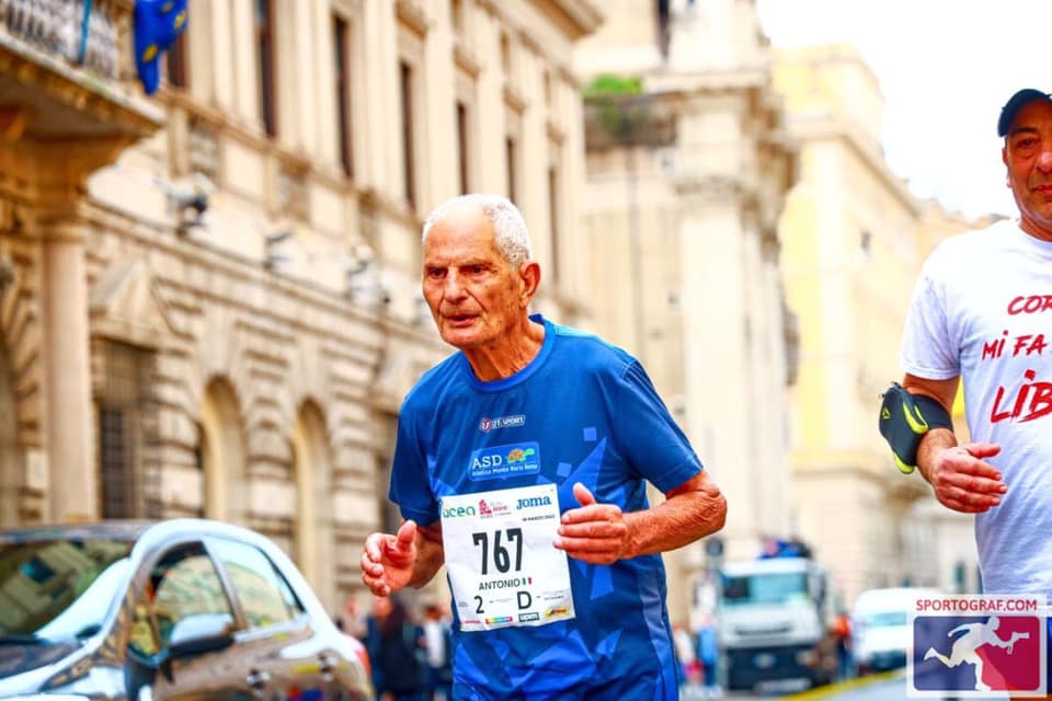 Người đàn ông Italia 90 tuổi phá kỷ lục thế giới chạy marathon theo lứa tuổi