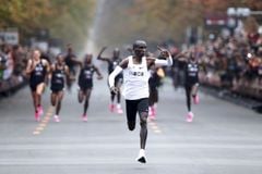 Khám phá cách chạy bộ của Eliud Kipchoge: 85% thời gian tập chạy chậm là chìa khóa thành công của chân chạy marathon vĩ đại nhất