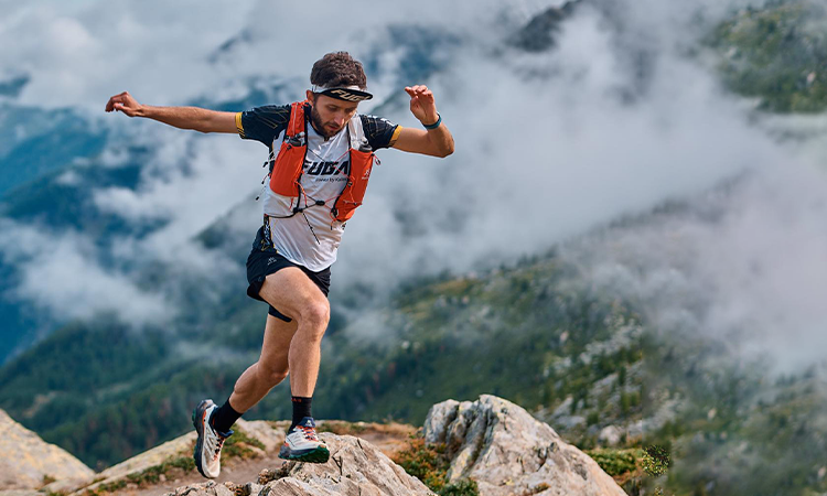 Áo chạy trail thường sẽ chống nắng và có tính năng khử mùi
