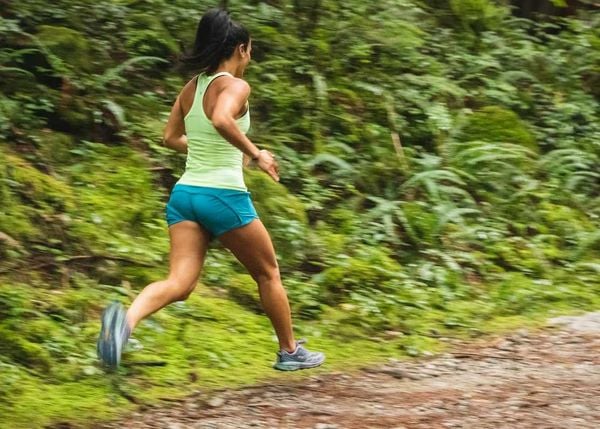 Chạy lên dốc là cách chạy nhanh, giúp bạn cải thiện sức mạnh và sức bền khi chạy marathon, ultra-marathon