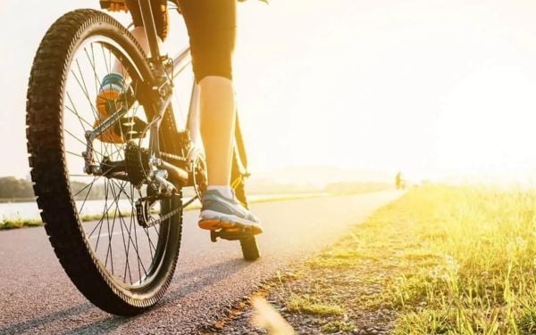 Đạp xe củng cố sức khỏe tim mạnh, bắp chân và gia tăng sự dẻo dai, linh hoạt cho cơ thể