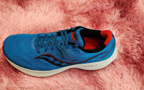 Saucony Triumph 20 rất êm, thoáng và nhẹ. Phù hợp cho chạy hàng ngày, chạy bền, chạy nhẹ nhàng