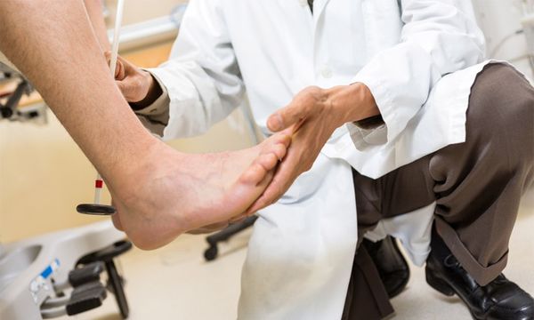 Cần thăm khám bác sĩ khi đau gót chân nghiêm trọng