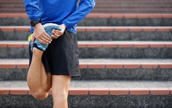 Khởi động làm nóng các cơ trước mỗi buổi chạy có thể giảm thiểu chấn thương cho bạn