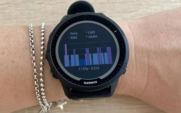 Đồng hồ chạy bộ Garmin theo dõi sức khoẻ và tập luyện, kết nối app chạy bộ