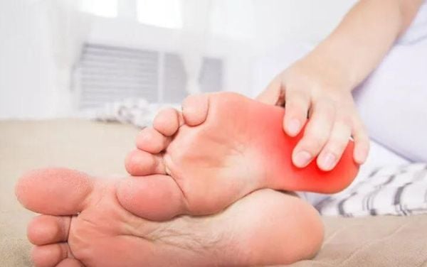 Gai gót chân có thể dẫn đến đau gót chân khiến bạn cực kì khó chịu