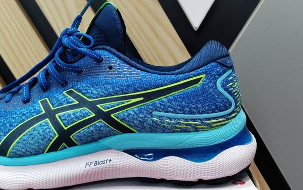 Giày chạy bộ ASICS Nimbus là một lựa chọn tuyệt vời cho những người chạy tiếp đất bằng gót