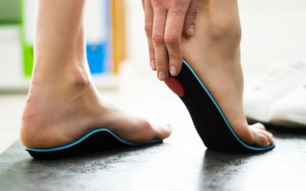 Sử dụng lót giày y khoa cho bàn chân bẹt giúp bạn giảm nguy cơ đau chân: viêm cân gan chân, viên gân achilles, đau gót chân, đau đầu gối...