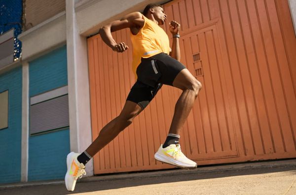 Người chạy bộ với Nike Pegasus 40