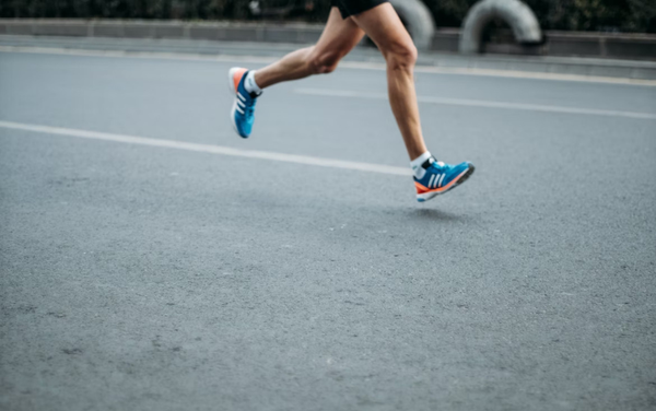 Tăng quãng đường quá nhanh, quá nhiều khiến là khiến buổi chạy marathon dễ bị chấn thương hơn