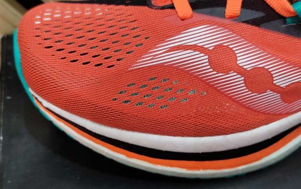 Saucony Endorphin Pro 2 có thiết kế và phối màu đẹp mắt. Giày siêu nhẹ, bật nảy tốt, thoáng khí và cực thoải mái.