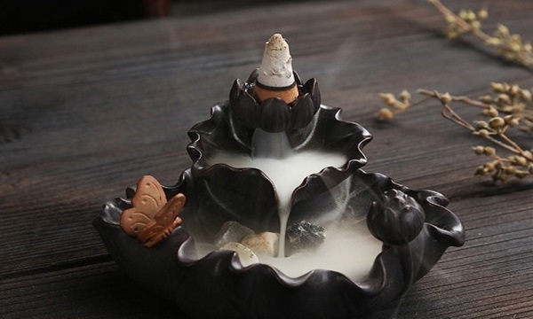 VĂN HOÁ TRẦM HƯƠNG LỊCH SỬ HÌNH THÀNH VÀ ỨNG DỤNG TRONG TÔN GIÁO 7 Có nên đốt trầm hương xông nhà theo quan niệm phong thủy? – Nhang ...