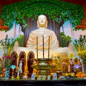DÂNG HƯƠNG LÊN BÀN THỜ PHẬT BAO NHIÊU NÉN LÀ ĐỦ