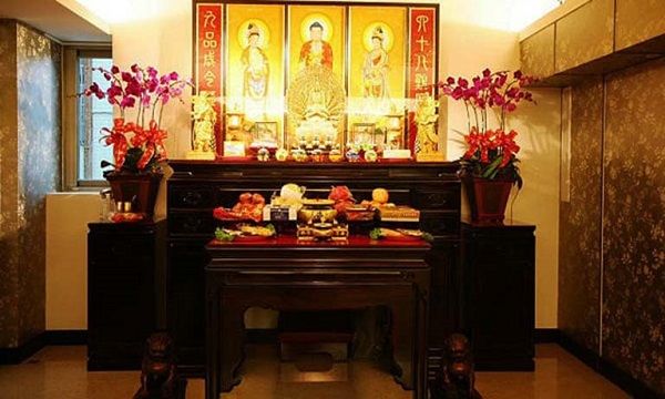 TREO ẢNH PHẬT TRÊN BÀN THỜ GIA TIÊN CÓ ĐƯỢC KHÔNG