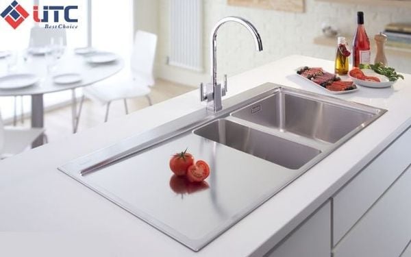 Tủ bếp dưới bồn rửa chén thường không có khe hở cũng dẫn đến bồn rửa chén bị đổ mồ hôi.
