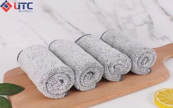 Lau khô bồn rửa bằng khăn hoặc giẻ để xử lý tạm thời tình trạng đổ mồ hôi ở bồn rửa chén.