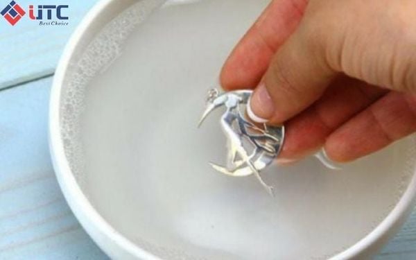 Cách làm sáng bạc bằng nước vo gạo.
