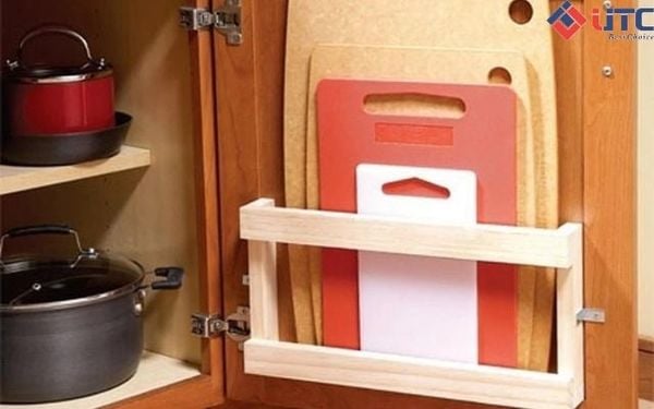 Để đồ dùng ở trong cánh tủ bếp để tăng thêm không gian lưu trữ.