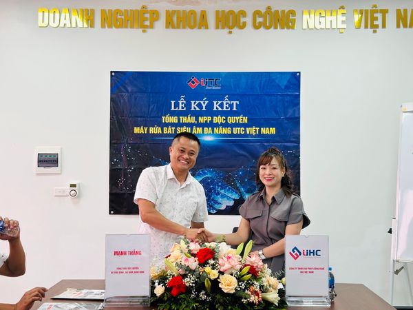 Bà Phạm Thị Vân Anh GĐĐH UHC Việt Nam đại diện ký kết hợp tác cùng tổng thầu Mạnh Thắng