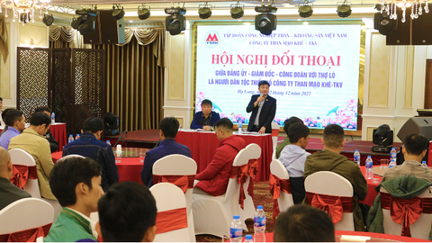 Than Mạo Khê đối thoại với thợ lò người dân tộc thiểu số