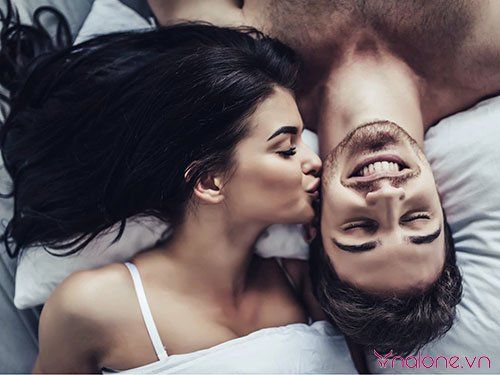 Cách hôn khiến chàng mê mệt khi quan hệ
