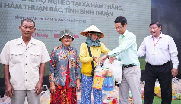 Tặng 100 phần quà cho các hộ nghèo tại xã Hàm Thắng, huyện Hàm Thuận Bắc, tỉnh Bình Thuận