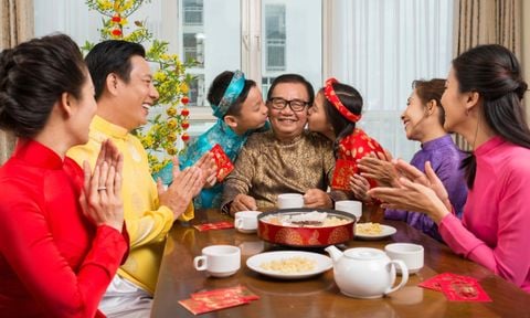 Cách chọn quà Tết 2024 dành tặng bố mẹ và người thân trong gia đình