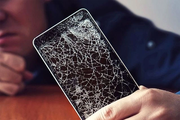 Kính cường lực điện thoại bị nứt, bị vỡ có ảnh hưởng màn hình không?