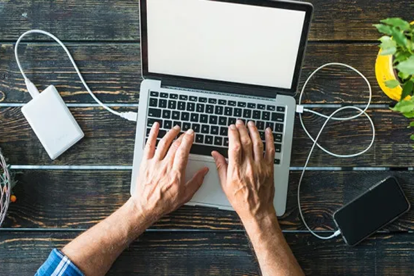 Có nên vừa sạc vừa dùng MacBook không? Cách sạc, bảo vệ pin đúng cách