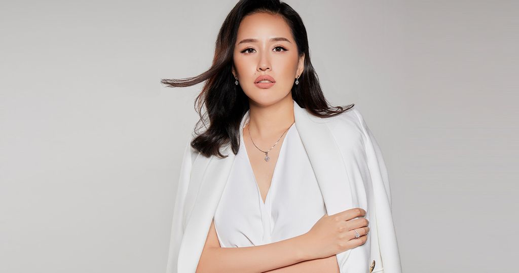 Phụ kiện trang sức phối với đồ white-on-white “sành điệu” đón nắng Hè