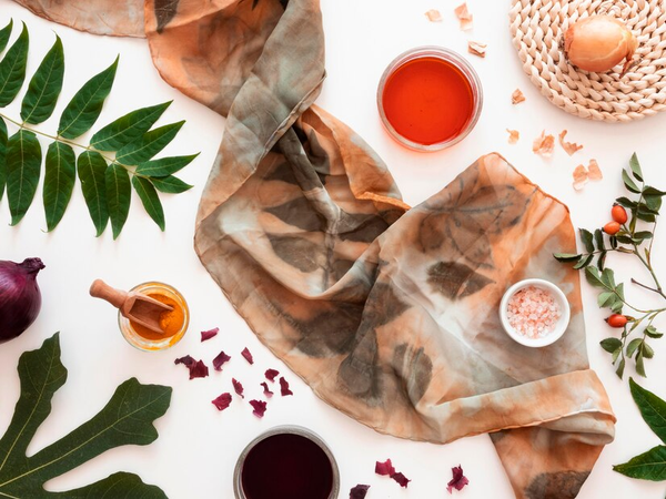 Dành tặng chiếc khăn lụa cho cô ấy như gửi gắm một lời nhắn nhủ rằng, bạn sẽ luôn bên cạnh, bảo vệ cô ấy suốt quãng đời còn lại