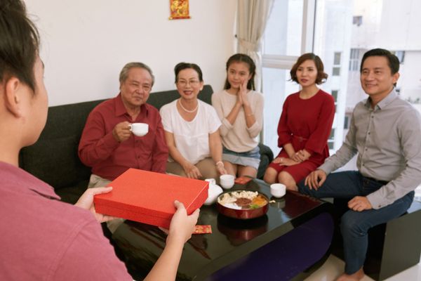 Trước khi bắt đầu buổi tiệc nhỏ, cả hai bên gia đình sẽ gửi những lời chúc phúc chân thành đến với cặp đôi uyên ương