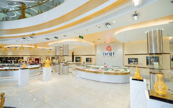 Hệ thống cửa hàng DOJI rộng khắp trên cả nước luôn mang đến cho bạn trải nghiệm mua sắm sản phẩm dây chuyền hoa 4 cánh tuyệt vời