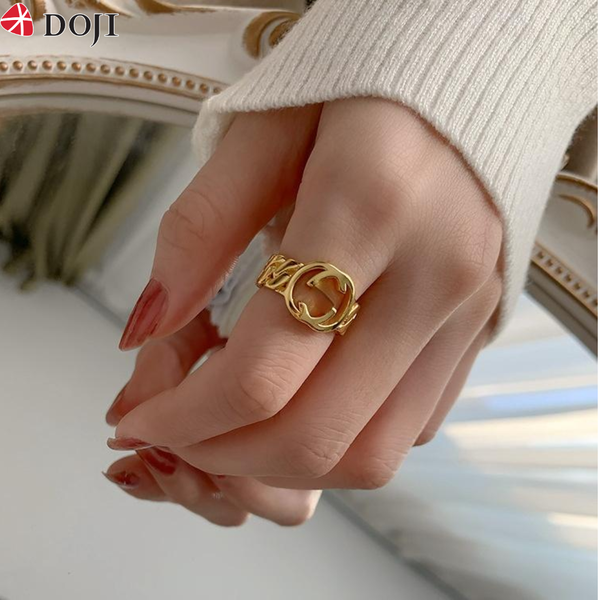 Nữ đeo nhẫn ngón trỏ thể hiện sự tự tin, khả năng định hướng và mong muốn thu hút những điều tích cực