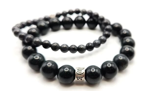 Vòng ngọc bích đen giúp người đeo toát lên vẻ quyền lực, sang trọng