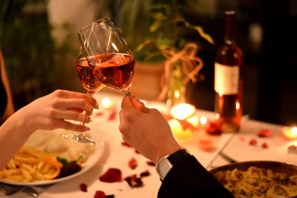 Bữa tối lãng mạn là dịp tuyệt vời để các cặp đôi gắn kết cùng nhau