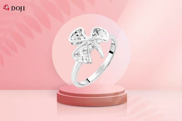 AFRM989965D2KK1 là mẫu nhẫn được thiết kế với họa tiết cỏ bốn lá mang ý nghĩa tốt lành về may mắn và tài lộc