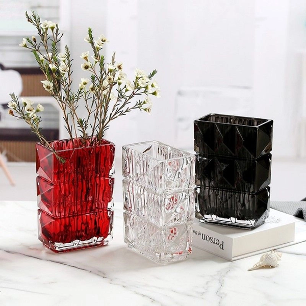 Nếu sếp của bạn là một người yêu hoa thì tặng 1 chiếc bình hoa nhỏ xinh vừa tinh tế, vừa thực tế