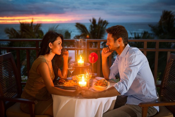 Một buổi tối lãng mạn tại nhà hàng là sự lựa chọn hoàn hảo cho buổi kỷ niệm ngày cưới