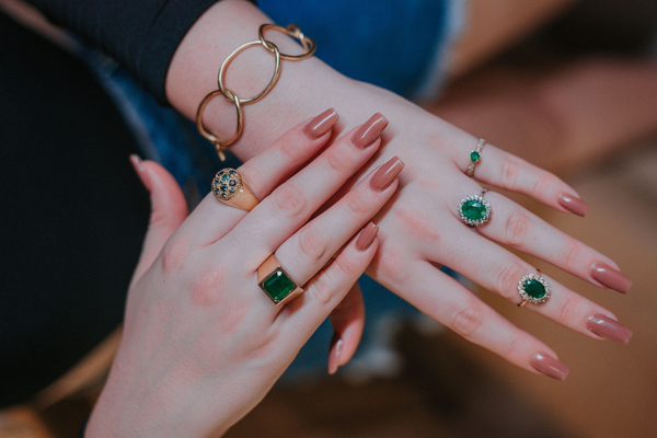 Đá Emerald màu xanh lục tương hợp với người thuộc mệnh Mộc và Thủy