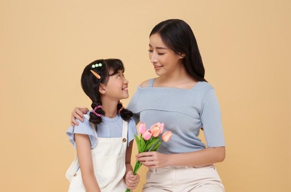 Bó hoa hồng tươi thắm đượm hương nồng nàn thể hiện lòng biết ơn và tình cảm bạn dành cho mẹ vào ngày 8/3