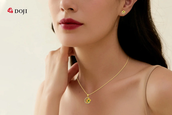 Dây chuyền vàng 24K với mặt dây thả và họa tiết hoa tại DOJI sẽ là lựa chọn tuyệt vời cho những ai yêu thích vẻ đẹp cổ điển