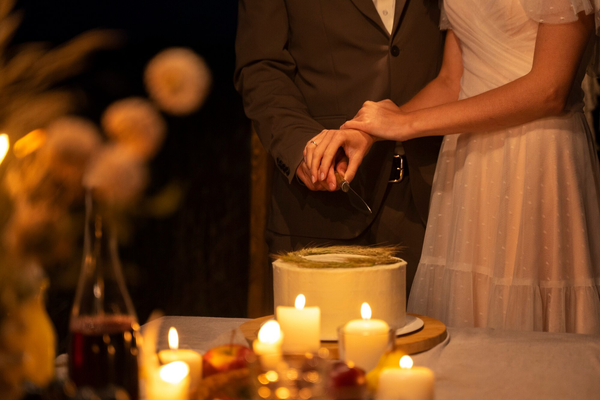 Một buổi tối riêng tư, nhẹ nhàng dưới ánh nến sẽ là cách đơn giản nhưng ngọt ngào để hâm nóng tình cảm